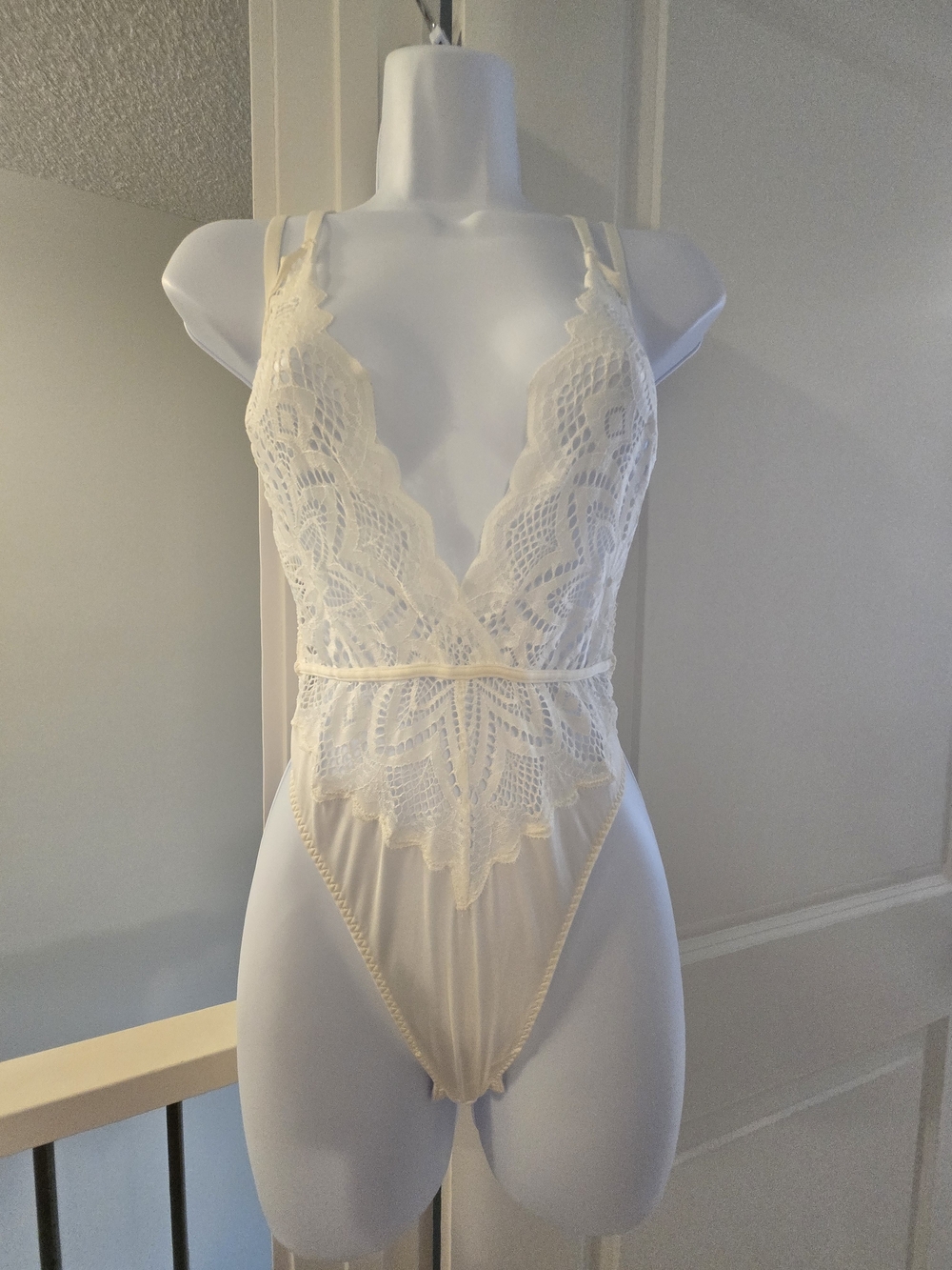 La SENZA White Lace Plunge Teddy Bodysuit XS - Picture 3 of 11